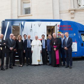 Il Papa e il Camion del Cuore
