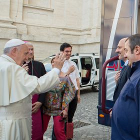 Il papa benedice il Camion del Cuore